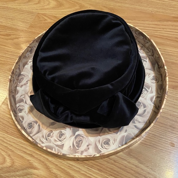 Headslip black hat with bow - Picture 3 of 15